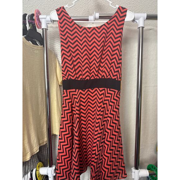 BN #25 NWT Klutch Size L Chevron Print Sleeveless Dress – Bold & Stylish - Picture 1 of 5